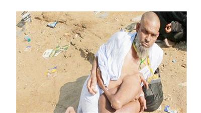 خان يحمل نصف أخيه الملتصق به منذ 60 عاماً ويؤدي فريضة الحج