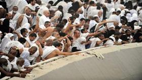 الحجاح يرمون الجمرات أول أيام التشريق