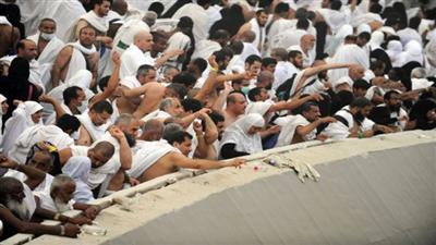 الحجاح يرمون الجمرات أول أيام التشريق