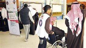 المتطوعون يساعدون كبار السن بالاقتراع