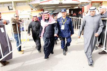الشيخ أحمد الحمود أثناء تفقده سير الانتخابات
