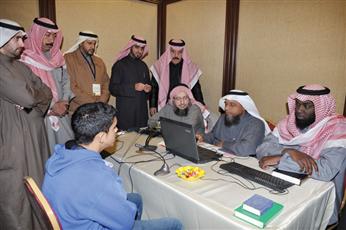 الفارس أثناء زيارته لإدارة شؤون القرآن