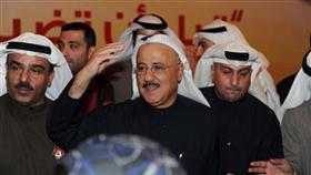 نبيل الفضل ملوحا للحضور بالشكر