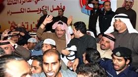 النائب محمد الجويهل محاطا بالحضور ورجال الأمن لدى دخوله لتهنئة الفضل