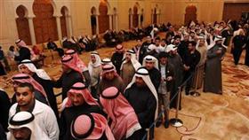 جانب من الحضور الغفير في صفوف لتهنئة الفضل