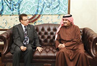 الشيخ مبارك الدعيج مستقبلاً د. محمد عبدالمجيد