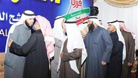وقبلة للدمخي من أحد المهنئين