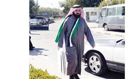 حاملاً لوحات التنديد بالنظام السوري ومتشحاً بعلم الاستقلال السوري