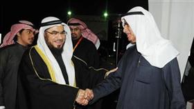 ويصافح أحد ابناء الدائرة