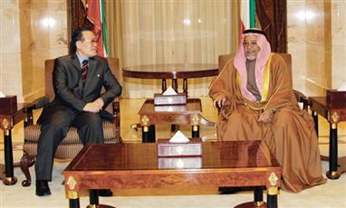 الشيخ علي الجراح مستقبلاً السفير الكوري