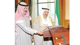 سموه يتسلم من خالد الجارالله المجموعة الشعرية للشاعر سليمان جارالله الحسن