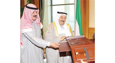 سموه يتسلم من خالد الجارالله المجموعة الشعرية للشاعر سليمان جارالله الحسن