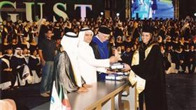 الوزير المليفي مُكرِّما الخريجة ندى فايد