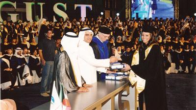 الوزير المليفي مُكرِّما الخريجة ندى فايد