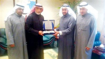 علي الأنبعي يكرم عبدالعزيز الكليب