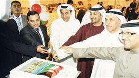قطع كيكة الاحتفال
