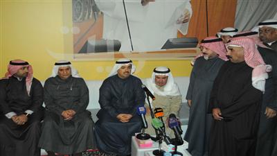 الراشد يتحدث للحضور وبجانبه الصقر