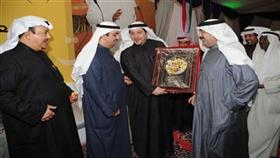 ويتلقى درعاً تذكارية