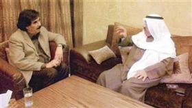 حسن علي كرم محاوراً علي سالم البيض