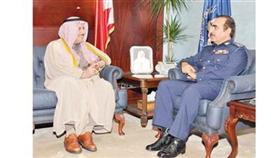 الفريق آل خليفة أثناء استقباله السفير عزام الصباح