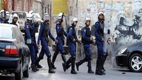 عناصر من الأمن البحريني يجوبون أحد الشوارع في المنامة (إ. بي. ايه)