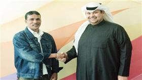 أحد الفائزين يتلقى التهنئة بالفوز