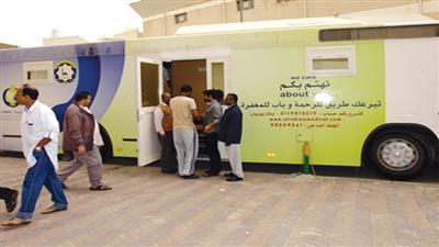 «الرحمة» تفحص 300 عامل وافد مجاناً بمخيمها الطبي المتنقل