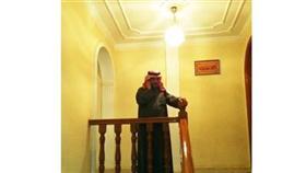 مسلم البراك يخرج من اجتماع ديوان المسلم بعد تلقيه اتصالا طارئا