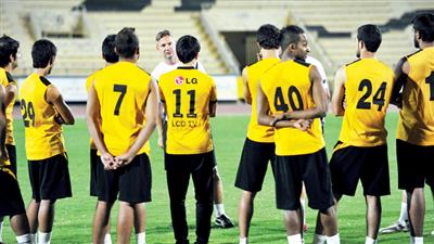 الأصفر إلى معسكر الإمارات بـ17 لاعباً