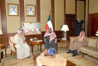 الشيخ صباح الخالد مستقبلاً مدير وكالة الأنباء السعودية بحضور الشيخ مبارك الدعيج