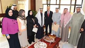 الوزير د.نايف الحجرف أثناء استقباله المهنئين
