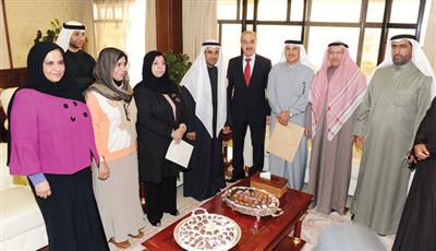 الوزير د.نايف الحجرف أثناء استقباله المهنئين