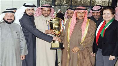 الشيخ إبراهيم الدعيج الصباح يسلم الكأس وتبدو أشواق المضف