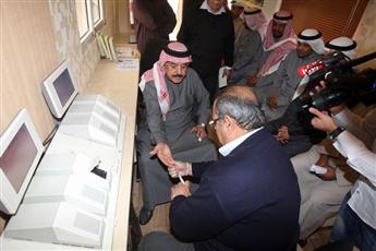 محافظ حولي يخضع لفحص طبي