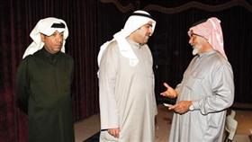 الشيخ ضاري الفهد يستمع لأحد الاستفسارات ويبدو عبدالله فيروز