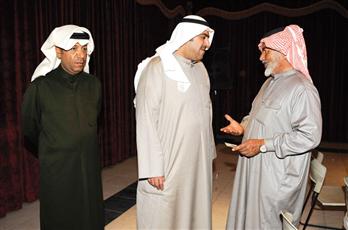 الشيخ ضاري الفهد يستمع لأحد الاستفسارات ويبدو عبدالله فيروز