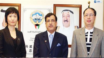 السفير الصقر مع مسؤولين من غوانغزو الصينية