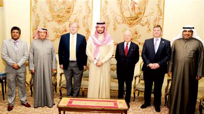 الشيخ مبارك العبدالله ومحافظ مدينة لندن ديفيد ووتن ود. يوسف العوضي والوفد المرافق وعدد من الضيوف
