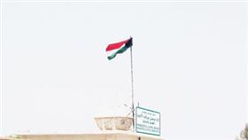 صورة أرشيفية لعلم الكويت مقلوبا
