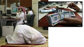 < متداول يصلي في السوق السعودي (رويترز)
< الريال السعودي (رويترز)
