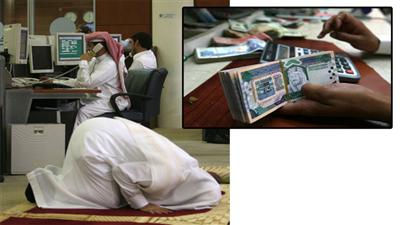 < متداول يصلي في السوق السعودي (رويترز)
< الريال السعودي (رويترز)