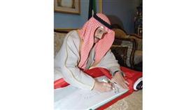 الشيخ د.ابراهيم الدعيج يوقع على علم الكويت