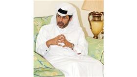 الزميل القطري أحمد السليطي يستمع الى وجهة نظر النائب مسلم البراك في منزله بقرطبة حيث حضرت «الوطن» الكويتية اللقاء