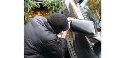 لص يسرق فتاة .. ثمّ يدعوها إلى موعد عاطفي