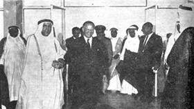 استبشار الشعب الكويتي باسره يرتسم في الابتسامة التي بدت علي محيا اميرنا المحبوب بعد توقيع الاتفاقية التاريخية، واخلاص الأمة العربية ونصرتها للحق ينعكس