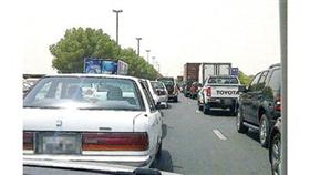 السيارات متوقفة في الشارع