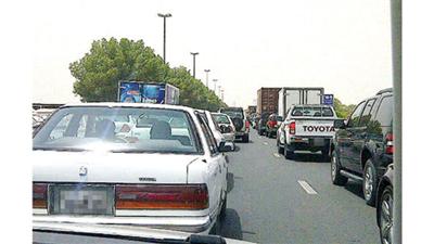 السيارات متوقفة في الشارع