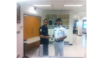 اللواء اليوسف يكرم عنصراً من الخفر