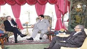 سمو الشيخ ناصر المحمد اثناء لقائه الأمير اندرو بحضور السفير خالد الدويسان