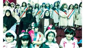 الطالبات مع ادارة المدرسة